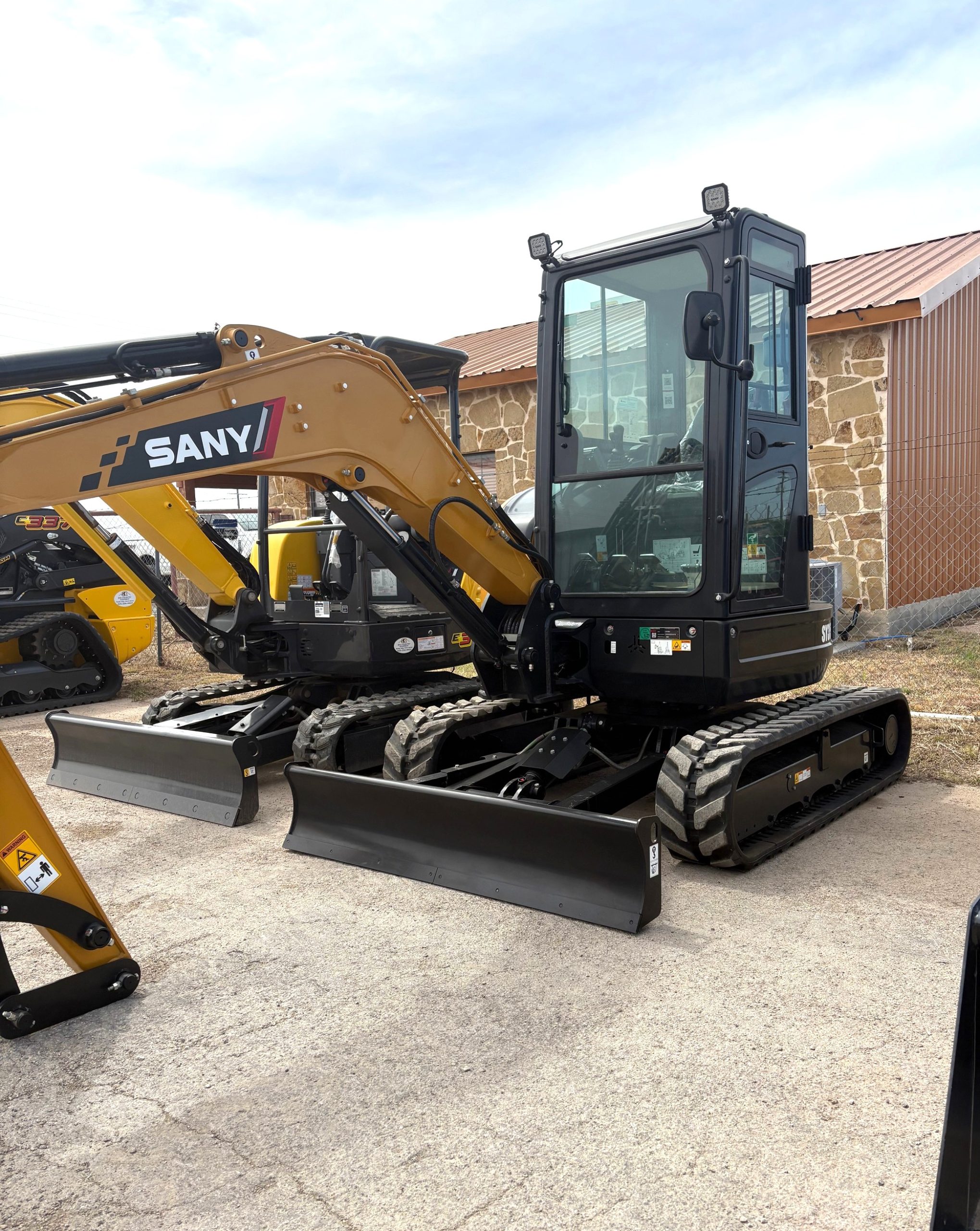 SY35 EXCAVATOR W/ CAB & ANGLE BLADE (51Y8) AVAILABLE FOR RENT-image