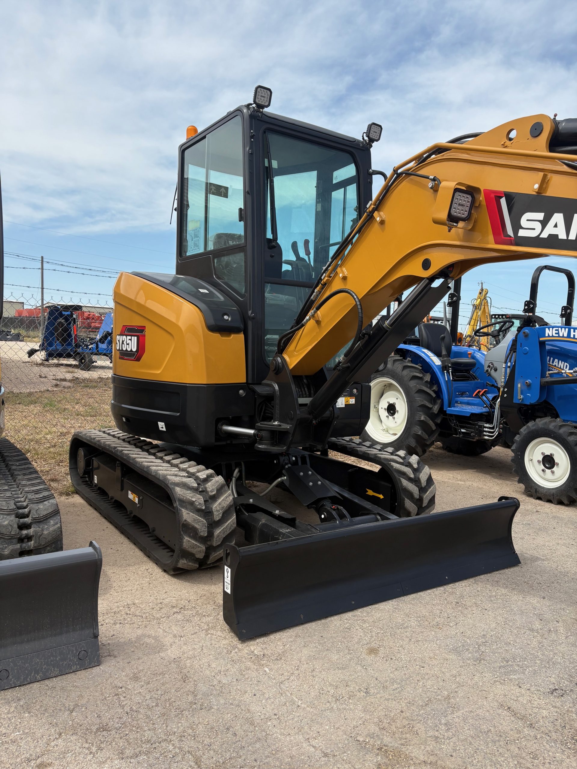 SY35 EXCAVATOR W/ CANOPY BCSA-SY35-92Y8(AVAILABLE FOR RENT)-image
